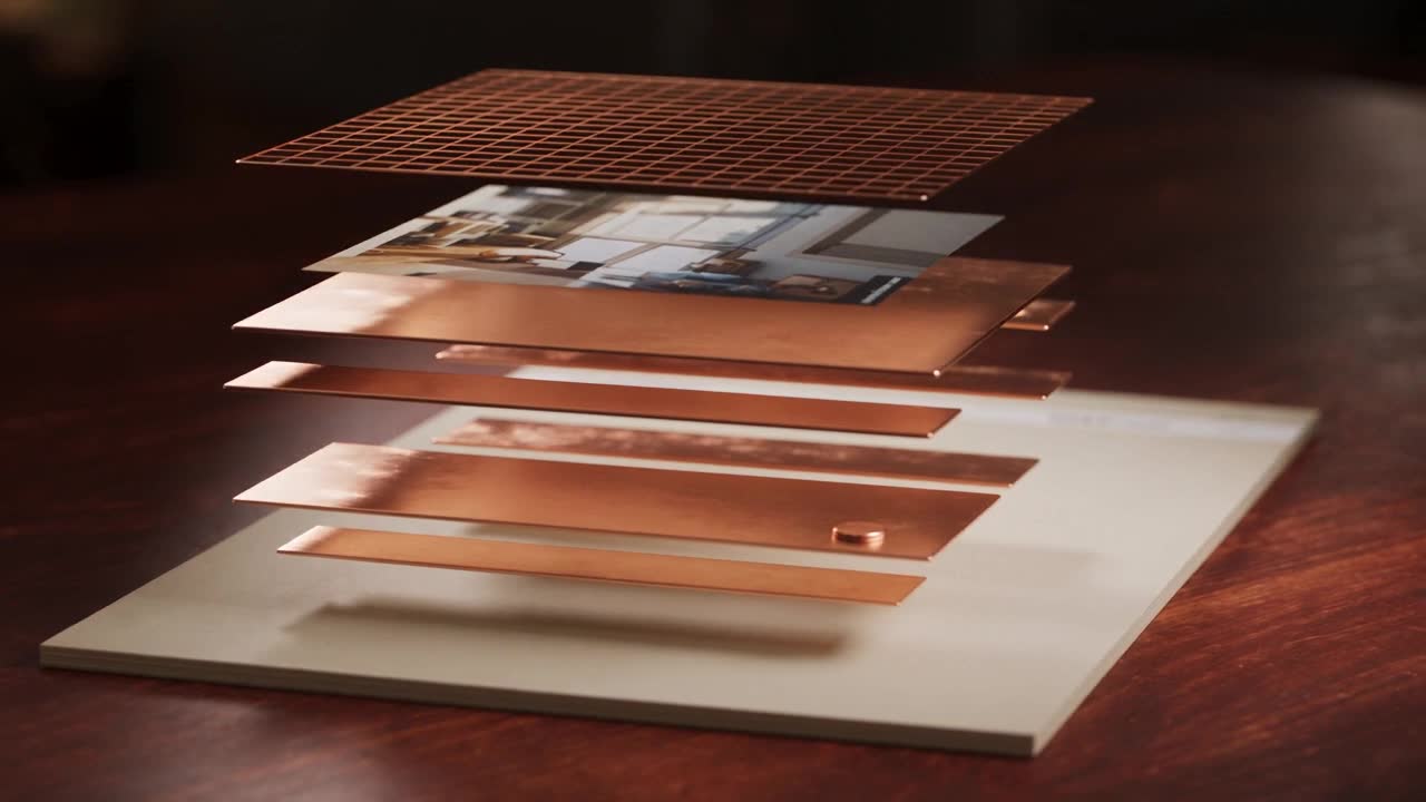 Une page web sur papier qui se sépare couche par couche : grille, photo, titres et bouton